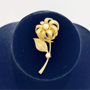 Vintage Gold Tone Imitation Pearl Flower Brooch